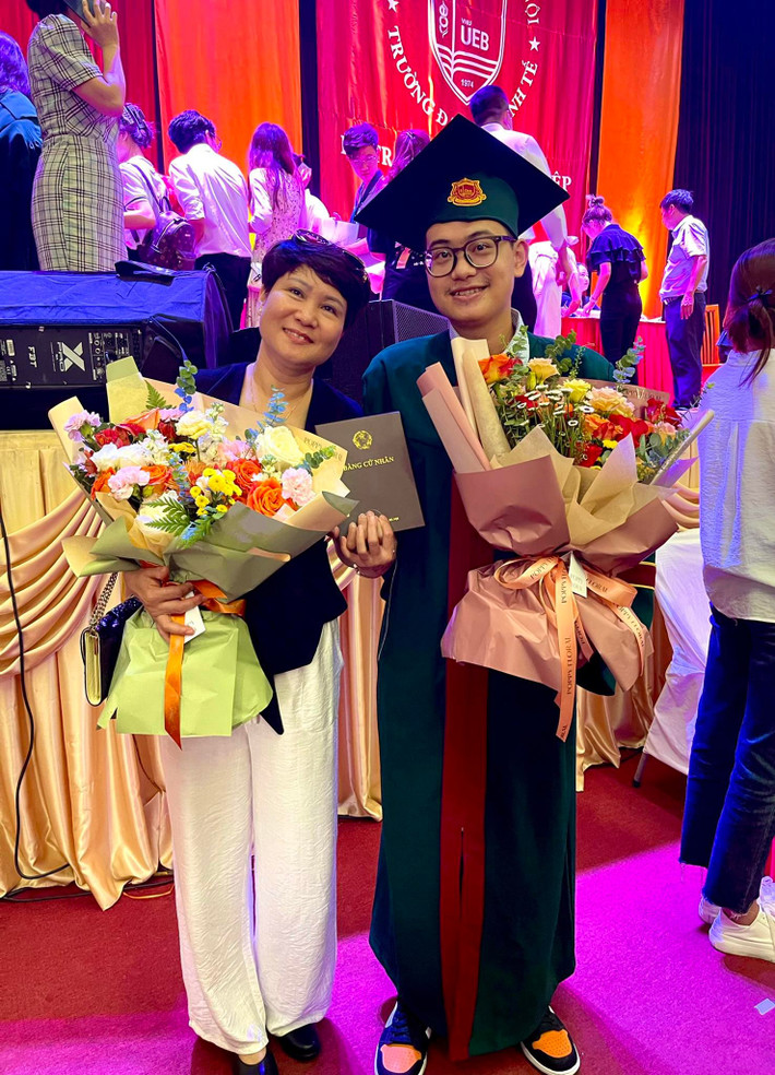 Bạn Nguyễn Quốc Huy, sinh viên năm cuối chia sẻ: "Em cảm thấy rất vui và thú vị khi lễ tốt nghiệp của mình được nhà trường quan tâm và chuẩn bị hết sức trang trọng. Sinh viên bọn em ai cũng thấy rất vui và tự hào chứ không thấy lố bịch như báo chí nói. Đây là truyền thống chung của Trường, những năm gần đây Trường muốn mọi người biết đến nhiều hơn nên đẩy mạnh về mặt hình ảnh, đầu tư hơn về mặt hình thức. Lễ phục tốt nghiệp có sự đổi mới, chúng em thấy rất đẹp và mình đặc biệt so với những trường khác. Có thể cách thể hiện của Trường khiến mọi người thấy hơi quá, nhưng em lại thấy như vậy phù hợp với mục tiêu mà trường đang hướng đến.