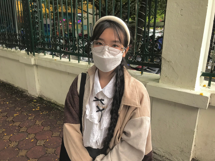 Bạn Nguyễn Thanh Hoa, sinh viên năm cuối Đại học Thăng Long cho hay: "Em thấy việc đó rất thú vị, học 4 năm đại học, em muốn có một dấu ấn đặc biệt chứ không phải đơn giản là chỉ có đọc tên lên bảng và nhận bằng tốt nghiệp rồi đi về. Em thấy hoạt động đó rất vui, tạo kỷ niệm đẹp cho sinh viên."
