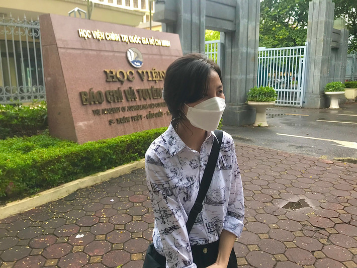 Bạn Bùi Thị Ngân, sinh viên năm 4 Học viện Báo chí và Tuyên truyền nêu quan điểm: "Em nghĩ nó không có vấn đề gì cả. Đó là tốt nghiệp của sinh viên, sinh viên chúng em ai cũng muốn có một lễ tốt nghiệp vui và trang trọng."