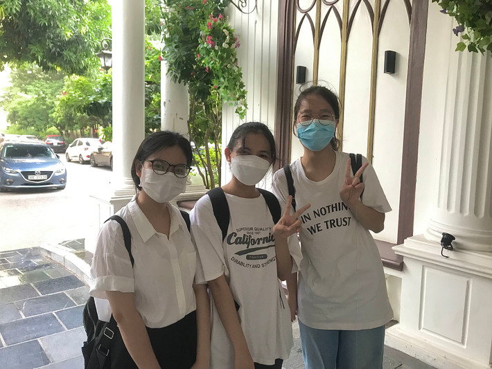 Không chỉ sinh viên của trường Đại học Kinh tế, sinh viên trường khác cũng tỏ ra đồng tình với lễ tốt nghiệp của trường bạn: "Bọn em thấy lễ tốt nghiệp không có gì đáng lên án. Rất sang chảnh và đáng ngưỡng mộ. Chúng em mong mình cũng sẽ có một lễ tốt nghiệp như vậy." - Nhóm sinh viên năm nhất Đại học Sư phạm Hà Nội cho biết.
