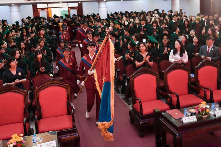 Buổi lễ được tổ chức theo phong cách hoàng gia, có sinh viên đi đầu rước cờ truyền thống mang logo trường và hiệu trưởng cầm quyền trượng bước vào...
