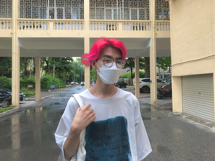 Bạn Hoàng Đức Duy, sinh viên Đại học Sự phạm HN cho biết: "Em thấy lễ tốt nghiệp của Trường Đại học Kinh tế khá mới mẻ so với Việt Nam. Hướng ngoại như thế là một điều tốt, mình không nên khắt khe quá về vấn đề đó và nó cũng không ảnh hưởng gì nhiều đến văn hoá hay tinh thần của người Việt Nam. Nếu có cơ hội em cũng mong muốn có một lễ tốt nghiệp như thế ".