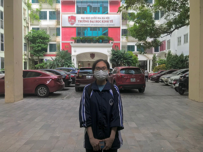 Bạn Đặng Phương Anh, sinh viên năm nhất Trường Đại học Kinh tế - Đại học Quốc gia Hà Nội cho hay: "Lễ tốt nghiệp là cột mốc quan trọng đánh dấu sự kết thúc 4 năm học đại học. Đây là một dịp vui và mình thấy lễ tốt nghiệp của trường mình như thế là khá ổn, mọi người đều vui . Mình mong muốn lúc mình tốt nghiệp cũng được như vậy."