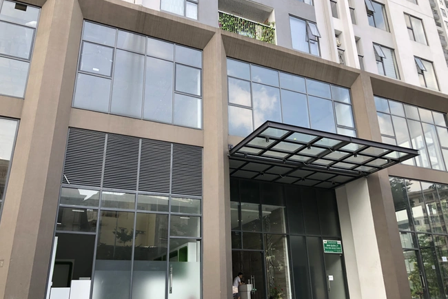 Khởi tố thanh niên đánh chết bạn gái tại căn hộ chung cư: Ngày 26/8, Cơ quan Cảnh sát điều tra Công an quận Hoàng Mai, Hà Nội, khởi tố bị can đối với Nguyễn Hà Phúc (35 tuổi, ở quận Đống Đa). Phúc là bạn trai của chị B. (25 tuổi, ở quận Hai Bà Trưng), khoảng 18h ngày 12/8, Phúc mâu thuẫn với bạn gái ở sảnh chung cư Rose Town khi nghi ngờ B. có tình cảm với người đàn ông khác. Sau đó, hai người lên căn hộ ở tầng 23. Tại đây, Phúc khóa trái cửa, chửi mắng và đánh bạn gái đến tử vong. Quá trình khám xét tại căn hộ, cảnh sát tìm thấy gần 5 kg ma túy tổng hợp.