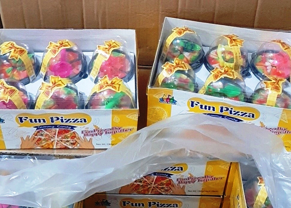 Gần 34.000 gói bánh kẹo, mực khô không rõ nguồn gốc bị tạm giữ: Mới đây, Công an tỉnh Quảng Nam kiểm tra nhà phân phối bánh kẹo Dũng Oanh (trú tại thôn Tú Mỹ, xã Bình Tú, huyện Thăng Bình, tỉnh Quảng Nam) do bà Trần Thị Kiều Oanh làm chủ, phát hiện gần 34.000 sản phẩm bánh kẹo, thực phẩm có nhãn bằng tiếng nước ngoài. Trong đó có hơn 13.320 gói bánh Fun Pizza loại 16g, hơn 20.400 gói mực khô loại 12g nhãn hiệu Squid Silk, không có hóa đơn, chứng từ chứng minh rõ nguồn gốc. Công an Quảng Nam đã niêm phong, tạm giữ toàn bộ số hàng hóa này để xử lý theo quy định pháp luật.