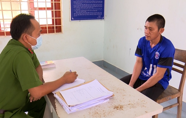 Đến nhà bạn nhậu rồi giở trò đồi bại với con gái bạn: Sáng 26/8, cơ quan CSĐT Công an thị xã Tân Châu, tỉnh An Giang đã khởi tố bị can Nguyễn Văn Lép (SN 1985) trú tại xã Châu Phong, thị xã Tân Châu, tỉnh An Giang về tội “Hiếp dâm người dưới 16 tuổi”. Trước đó, ngày 3/8, Nguyễn Văn Lép đi lại nhà của ông N.T.T để nhậu. Trong lúc nhậu thì Lép đi vệ sinh phía sau nhà và nhìn thấy em B.T (SN 2010) là con gái ruột của ông T đang nằm bấm điện thoại trong phòng một mình. Lợi dụng ông T. đang hát karaoke, Lép đã đi vào phòng của B.T và giở trò đồi bại với nạn nhân. Tuy nhiên do B.T kháng cự mạnh và kêu cứu nên Lép buộc thả bé gái ra. Sự việc sau đó được ông T đến cơ quan Công an tố cáo hành vi của Nguyễn Văn Lép. >>> Mời độc giả xem thêm video Khởi tố, bắt tạm giam bà Nguyễn Phương Hằng: