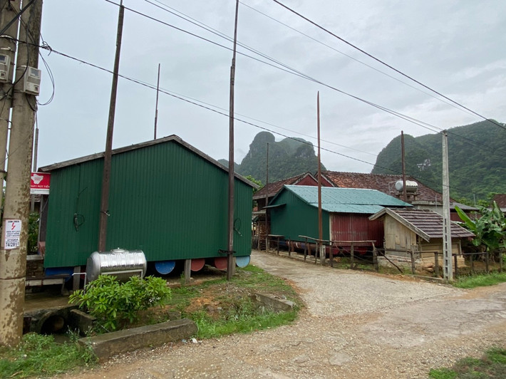 Về cấu tạo, những nhà phao tránh lũ được dựng bằng gỗ, mái nhà được lợp bằng tôn hoặc phủ bạt che chắn, sàn nhà làm bằng gỗ. Phía dưới sàn được gắn các thùng phi nhựa rỗng, có dây néo chặt ở các góc và chèn trụ đỡ chắc chắn nên khi nước lũ lên đến đâu, nhà phao nổi đến đó, nước rút thì nhà xuống theo. Hết mưa lũ, nhà phao sẽ được người dân sử dụng vào những việc khác như làm nhà kho hoặc nơi dự trữ lương thực... Nhà phao tránh lũ ở Tân Hóa được xem là biểu tượng sáng tạo tinh thần chiến thắng thiên tai.