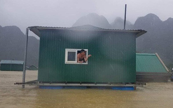 Thiên tai khắc nghiệt, người dân Tân Hóa đang sống chung với lũ lớn và nhà phao trở thành người bạn thân thiết của họ. (ảnh internet) >>> Mời độc giả xem thêm video Thủy điện xả lũ, Đồng Nai di tản hơn 700 hộ dân: