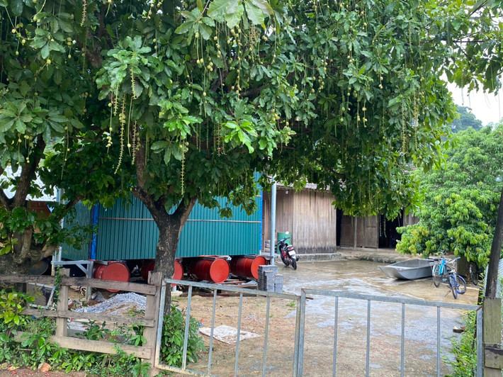 Về xã Tân Hóa, bên cạnh những ngôi nhà bình thường như mọi vùng quê khác, mỗi gia đình đều có thêm căn nhà phao tránh lũ sẵn sàng cùng người dân vượt lũ.