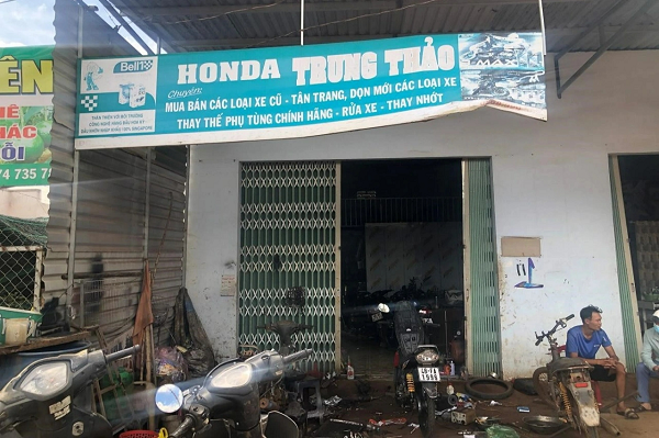 Đang trộm xe máy thì đau bụng phải nhập viện cấp cứu: Mới đây, Viện Kiểm sát Nhân dân huyện Đắk Mil đã phê chuẩn quyết định khởi tố Hoàng Văn Thanh (trú tỉnh Đắk Lắk) về hành vi Trộm cắp tài sản. Trước đó, ngày 23/7, Thanh ăn cắp chiếc xe SH ở UBND xã Thuận An rồi dắt chiếc xe vào tiệm sửa xe ven đường để mở khóa xe nhưng không được. Lúc này, phát hiện một chiếc xe máy khác đang dựng ở quán, chìa khóa cắm sẵn trên xe nên Thanh nổ máy xe rồi bỏ trốn. Đi được khoảng vài kilomet, do bị đau dạ dày nên Thanh bỏ lại xe rồi nhờ người dân địa phương chở đi cấp cứu.