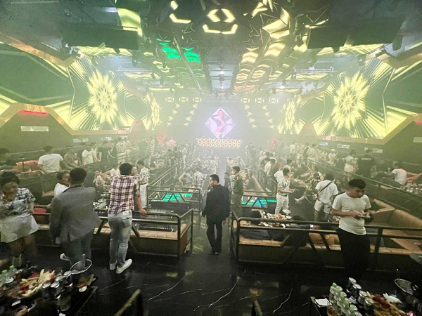 36 người dương tính ma túy trong Bar New Club ở Tân Phú: Rạng sáng ngày 8/8, Công an quận Tân Phú, TP HCM ập vào quán Bar New Club trên đường Thành Công, phường Tân Thành, quận Tân Phú. Phát hiện công an, nhiều người tìm cách tháo chạy vào nhà vệ sinh nhưng bị chặn lại. Qua kiểm tra, công an phát hiện 36 người dương tính với chất ma túy. Ngoài ra, lực lượng chức năng cũng lập biên bản cơ sở với lỗi hoạt động quá giờ quy định, để khách sử dụng ma túy.