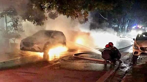 Cháy hai ô tô trong đêm ở thành phố Lào Cai: Khoảng 3h05 ngày 8/8, nhận được tin báo của người dân về việc trước cửa số nhà 055-057 đường Nguyễn Bỉnh Khiêm, tổ 36, phường Cốc Lếu, thành phố Lào Cai xảy ra vụ cháy 2 ô tô con đỗ trước cửa nhà. Khi tiếp cận đám cháy, lực lượng chữa cháy phát hiện 2 ô tô biển kiểm soát 24A-177.85 và 30A-028.11 đang bốc cháy dữ dội, gây ra các tiếng nổ lớn. Chưa đầy 10 phút, lực lượng chữa cháy chuyên nghiệp đã khống chế và dập tắt hoàn toàn đám cháy, không để cháy lan vào nhà dân. Vụ cháy không gây thiệt hại về người, nhưng 2 ô tô hư hỏng hoàn toàn.