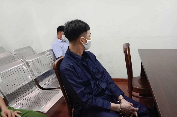 Sợ không được đi học, bé gái nhắm mắt để dượng hiếp dâm: Ngày 16/8, TAND TP HCM đã tuyên phạt 20 năm tù đối với Lê Minh Hào (39 tuổi, ngụ tại xã Tân Thạnh Đông, huyện Củ Chi) về tội “hiếp dâm người dưới 16 tuổi". Theo truy tố, vợ chồng Hào sống cùng cha mẹ vợ và gia đình anh H. ( anh trai của vợ Hào) tại huyện Củ Chi. Anh H. có con gái là cháu M. (SN 2004). Một đêm tháng 6/2016, khi cháu M. đang ngủ cùng bà nội và anh trai của M, Hào lẻn vào hiếp dâm cháu M.. Sau khi thỏa mãn thú tính, Hào dọa cháu không được kể cho ai biết, nếu không sẽ cho nghỉ học. Quá sợ hãi nên mỗi lần Hào đòi hỏi, bé gái lại phải nhắm mắt nghe theo suốt nhiều năm trời. Ngày 6/4/2019, khi Hào đang thực hiện hành vi đồi bại với cháu gái thì bị mẹ cháu M. phát hiện và trình báo với công an.