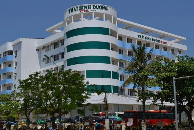 Bé gái 10 tuổi ở Hà Nội đuối nước tại bể bơi Cửa Lò: Nạn nhân là cháu Đ.A.T. (SN 2012, trú Tương Mai, Hoàng Mai, Hà Nội) đi du lịch cùng bố mẹ tại khách sạn Thái Bình Dương, phường Nghi Thu, thị xã Cửa Lò. Chiều 15/8, cháu Đ.A.T. cùng em trai xuống tầng 1 chơi. Sau đó cháu T. xuống bể bơi tắm. Đến khoảng hơn 15h30, bố mẹ đi tìm ngoài bãi biển không thấy cháu nên trở lại khách sạn thì phát hiện con gái đuối nước dưới bể bơi. >>> Mời độc giả xem thêm video Kẻ vượt ngục Triệu Quân Sự giết người vì mê chơi game: