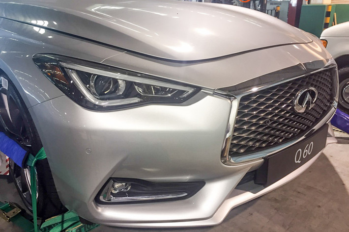 Xe sở hữu cụm đèn pha lớn đi kèm dải đèn led sáng chạy dài ra tới sát lưới tản nhiệt, đèn xi-nhan tích hợp cùng đèn sương mù nằm sâu trong hốc hút gió, viền dạng led dạng chữ L ngược.