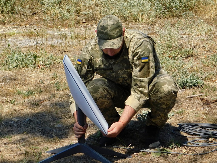 Sở chỉ huy của quân đội Ukraine ở Vuhledar được đặt trong một tổ hợp nhà cao tầng, không xa trạm cứu hỏa ở vùng ngoại ô phía bắc của thành phố. Sở dĩ Nga có thể phát hiện ra sở chỉ huy của quân đội Ukraine, là nhờ ăng-ten của thiết bị đầu cuối Starlink, được phát hiện bởi thiết bị tác chiến điện tử Zhitel và Svet-KU.