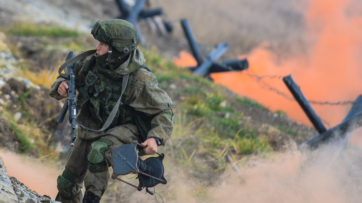 Quân đội Ukraine đã bỏ lỡ cơ hội vào đầu tháng 6 khi họ không thực hiện được “cuộc tấn công về phía nam” nhằm tiếp cận biển Azov. Hiện tại, Quân đội Ukraine không có cơ hội tiến vào không gian tác chiến, vì khi họ tiến lên, các “công sự” mới của quân Nga sẽ xuất hiện trên đường đi của họ. Thời gian đang ủng hộ người Nga, mùa thu đã bắt đầu, những cơn mưa sắp đến, sau đó là mùa đông.