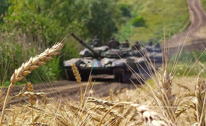 Thứ ba, tốc độ phản công chậm chạp của Ukraine, về nguyên tắc không tạo sự đột phá của mặt trận. Vấn đề là đột phá qua chiều sâu phòng ngự của đối phương, được coi là một giai đoạn ngắn hạn, gồm mở cửa, đánh chiếm đầu cầu và thọc sâu vào những mục tiêu quan trọng, nằm sâu trong tuyến phòng ngự của địch.