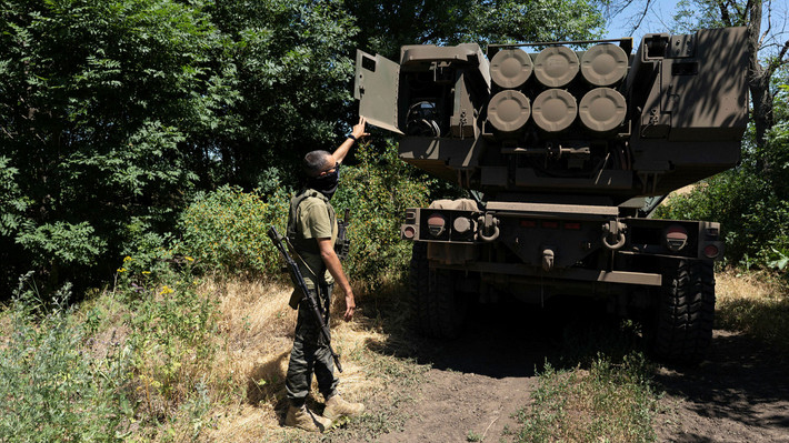 Hiện tại, Quân đội Ukraine chỉ có thể bắn 18 viên đạn HIMARS một ngày; kém xa so với trước. Có thể có ba lý do ảnh hưởng; thứ nhất là nhiều kho chứa đạn HIMARS của Ukraine đã bị quân Nga săn lùng suốt thời gian qua. Trong khi đó Quân đội Ukraine cũng chỉ có rất ít các bệ phóng đạn 227 mm. Ảnh:Topwar.