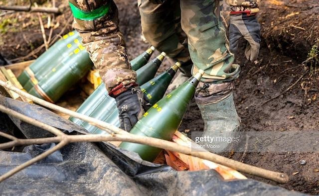 Sau hơn một năm tham chiến, Quân đội Ukraine đã tiêu hao rất nhiều vũ khí, khí tài. Nếu Quân đội Ukraine mở một cuộc tấn công quy mô lớn, sẽ khiến họ phải chuẩn bị binh lực quá nhiều và sức chịu đựng không đủ; khi hiện nay vũ khí hoàn toàn phụ thuộc vào viện trợ của phương Tây.