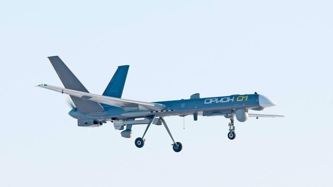 UAV trinh sát và vũ trang ở độ cao trung bình như Orion, cũng do Tập đoàn Kronstadt phát triển, đang cung cấp thông tin nhắm mục tiêu tốt và giúp cho các cuộc tấn công của máy bay chiến đấu của Không quân Nga ở phía sau, sử dụng bom lượn dẫn đường chính xác.