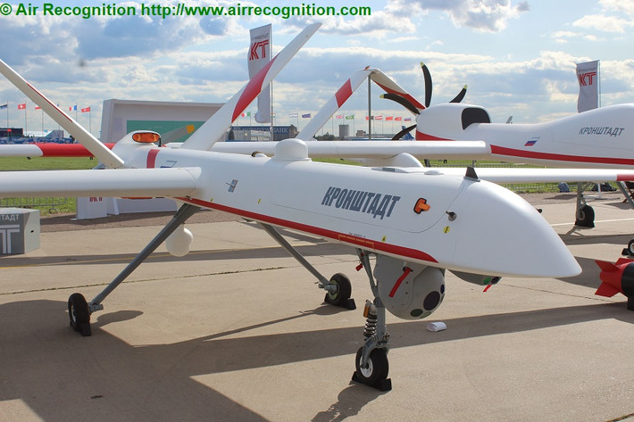 Khi bay trong không phận tranh chấp, UAV Sirius sẽ không phải là mục tiêu dễ dàng, vì UAV Sirius được chế tạo giống như một chiếc máy bay thông thường, có thân thon dài, cánh thẳng và đuôi chữ V. Phần lớn các bộ phận khung UAV được làm bằng vật liệu tổng hợp; do đó bộc lộ tín hiệu radar thấp.