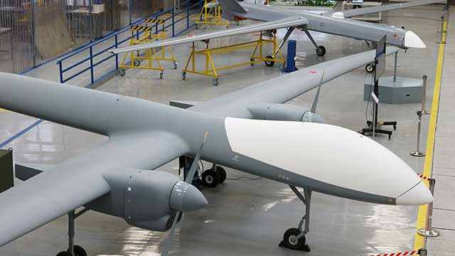 Tuy nhiên, với UAV Sirius sẽ không có hạn chế đó; việc đưa UAV vũ trang vào không phận được biết là có tranh chấp, sẽ là một cách tốt để thu hút và tấn công các hệ thống tên lửa phòng không của Ukraine.