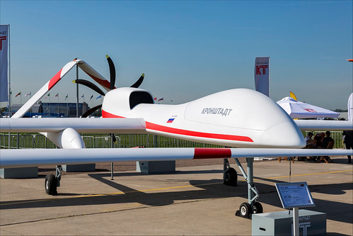 Có vẻ như ông Rogozin đang đề cập đến khả năng triển khai UAV Sirius (Inokhodets-RU) do Tập đoàn Kronstadt của Nga, có trụ sở tại St. Petersburg phát triển. Sirrius là loại UAV hạng nặng, có thể mang theo 450 kg vũ khí và có thể hoạt động liên tục trên không trong 20 giờ, ở độ cao 7.000 m.