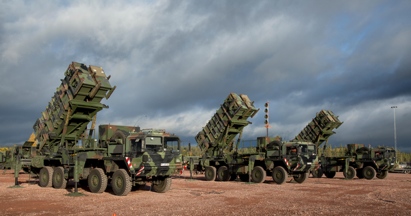 Các hệ thống phòng không Patriot của Mỹ mà Ukraine mới nhận gần đây có thành tích kém khi chống lại các UAV di chuyển chậm, khả năng bộc lộ tín hiệu radar thấp. Còn với các hệ thống S-300 và Buk, các hệ thống này của Ukraine được cho là sắp hết đạn tên lửa.