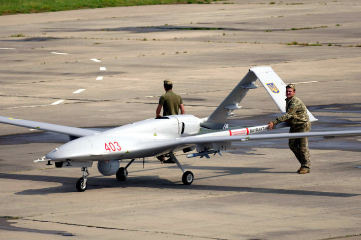 Khi Nga bắt đầu chiến dịch quân sự ở Ukraine vào ngày 24/2/2022, các lực lượng Nga đã bị “thử thách bởi UAV” của Ukraine. Ngược lại, các lực lượng Ukraine do NATO đào tạo, được trang bị các UAV trinh sát nhỏ cũng như UAV vũ trang như TB2 của Thổ Nhĩ Kỳ.