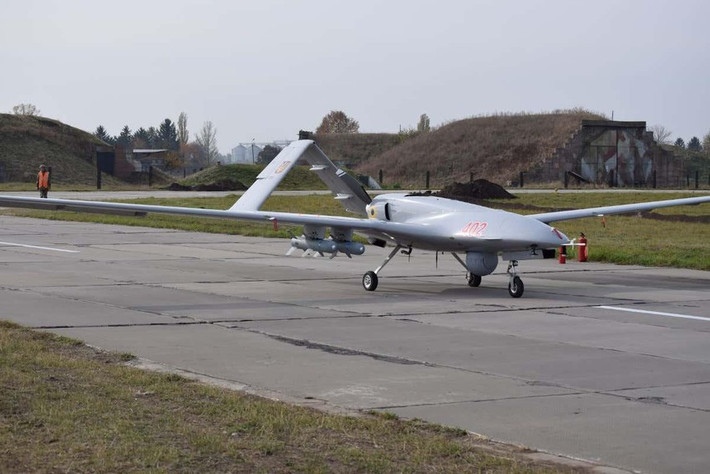 Việc thiếu UAV trinh sát, cũng như UAV vũ trang, khiến các lực lượng Nga đã phải chịu tổn thất đáng kể trước hỏa lực pháo binh chính xác của Ukraine và hứng chịu các cuộc tấn công trực tiếp bằng UAV TB-2.