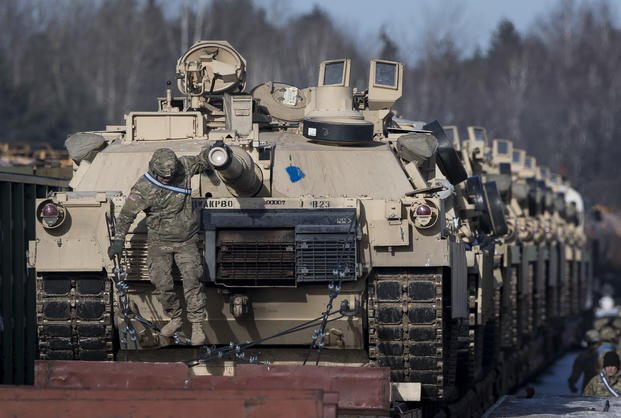 Tuy nhiên những chiếc xe tăng M1A1 Abram mà Quân đội Ukraine mong đợi cũng không đến chiến trường Ukraine ngay; mà chúng chuyển đến đơn vị quân đội Mỹ đóng ở châu Âu. Phải đến khi cuộc tấn công của Ukraine bị đình trệ và số Leopard 2 chịu tổn thất nặng nề, Mỹ mới đồng ý để "giải ngân" xe tăng M1 cho Ukraine.