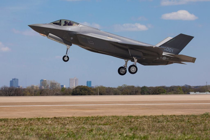 Vào tháng 1/2022, một phi công F-35A của Không quân Hàn Quốc đã buộc phải "hạ cánh bằng bụng", sau khi bị một con chim đâm phải trong một buổi huấn luyện, khiến hệ thống điện tử hàng không của máy bay gặp trục trặc. Ảnh: Airforces.