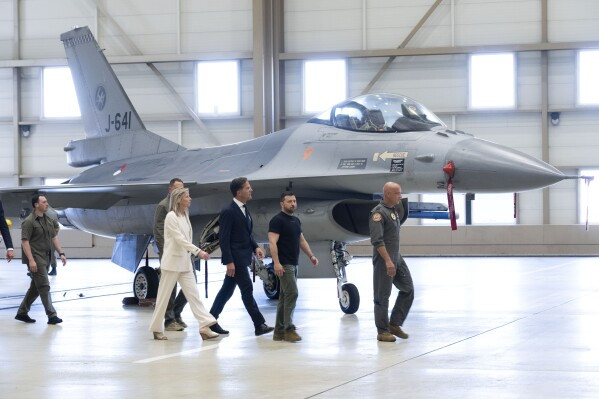 Tất nhiên cũng có tin tốt cho Quân đội Ukraine. Theo kênh RYBAR của Nga, một phi đội F-16 đầy đủ đã đóng quân trên lãnh thổ Ukraine, với tối đa 12 máy bay chiến đấu và 03 máy bay huấn luyện. Theo tình báo Nga, đến giữa mùa xuân sang năm, NATO sẽ đưa tiếp một phi đội F-16 khác tới Ukraine.