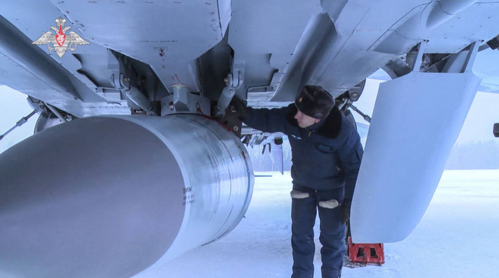 Lực lượng phòng không Ukraine cũng tuyên bố, đã đánh chặn liên tiếp 7 tên lửa siêu thanh Kinzhal (tên gọi khác là Dagger) của Nga. Nhưng theo tuyên bố của Nga, loại tên lửa này đã đạt được thành công hoàn toàn. Trong lĩnh vực tên lửa siêu thanh, Nga đang dẫn đầu thế giới, vượt xa Mỹ một cách rõ ràng.