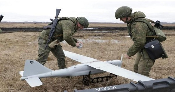 Trước đó UAV Nga nhiều khả năng đã phát hiện đội hình tập trung đông người của Lữ đoàn 128 và chỉ thị mục tiêu cho tên lửa Iskander khai hỏa. Bộ Quốc phòng Nga chỉ tuyên bố đã tập kích một đơn vị thuộc Lữ đoàn sơn cước 128, khiến 30 binh sĩ đối phương thiệt mạng.