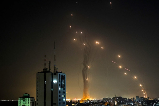 Sự leo thang đột ngột của xung đột Palestine-Israel đã thu hút sự chú ý của toàn thế giới trong hai ngày qua. Điều khác biệt so với trước đây, đó là lần này, lực lượng vũ trang Hamas rõ ràng đã tiến hành một cuộc chiến có tính chất "xoay chuyển tình thế".