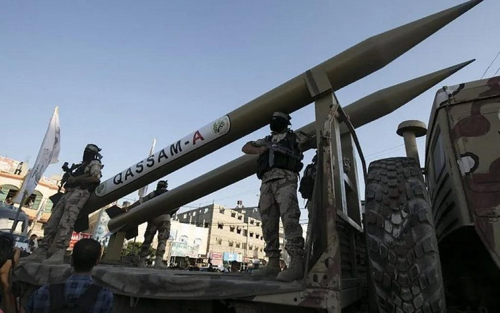 Ví dụ như bệ phóng tên lửa được Hamas lại tự chế tạo ra nó với tầm bắn khoảng 10 km. Loại vũ khí này đơn giản đến mức chỉ có một bệ phóng, một người phóng; sau khi phóng xong họ vứt đó bỏ chạy.
