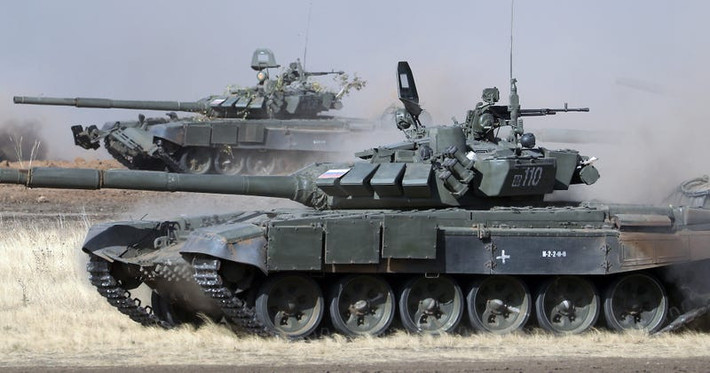Ví dụ súng máy lắp trên tháp pháo của xe tăng T-72 là khẩu 12,7mm NSVT của Liên Xô đã lạc hậu, hiện đã được thay thế bằng mẫu súng máy Kort mới. Mẫu súng máy nay có từ cuối thế kỷ 20 và hoàn toàn là thiết kế của Nga. Ngoài quân đội, súng máy Kort còn phục vụ trong các đơn vị cảnh sát của Nga.