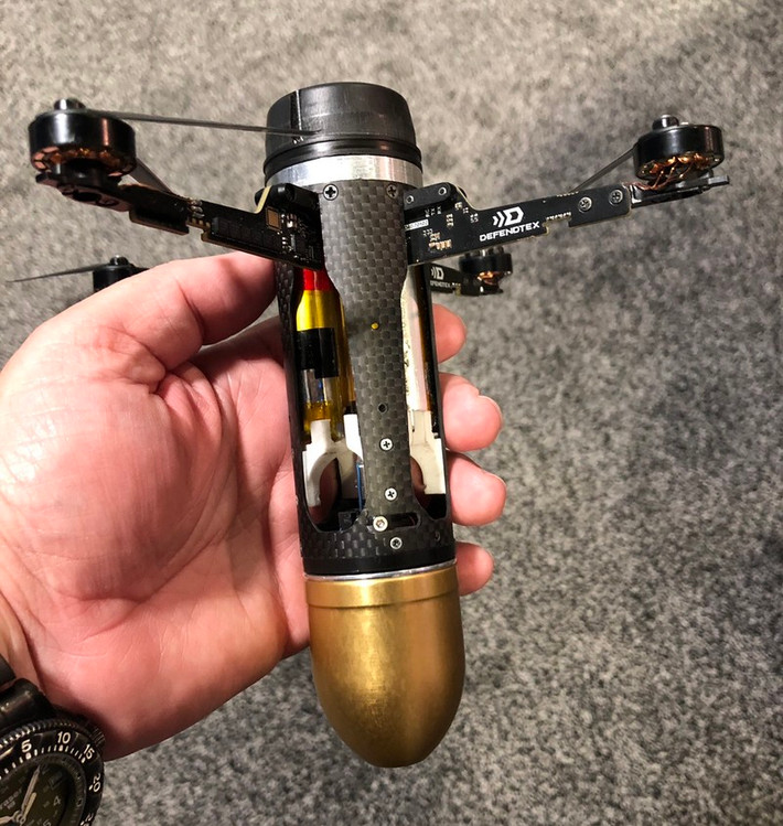 Thậm chí, Quân đội Ukraine còn sử dụng những chiếc UAV dân sự đa trục cỡ lớn, để mang theo lựu đạn chống tăng. Sau khi tìm thấy thiết bị quân sự hoặc đơn vị nhỏ lẻ của Nga đang dừng đỗ, nó thả một quả lựu đạn chống tăng, cho nổ tung mục tiêu.