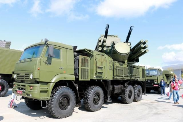 Hiện Quân đội Nga có các hệ thống phòng không cơ động Strela-10M, Pantsir-S1 và Tor-M1, có nhiệm vụ bảo vệ các đơn vị chiến đấu tuyến trước, có khả năng rất tốt trong việc chống UAV và tên lửa hành trình; nhưng các hệ thống này quá ít, giá trị của một hệ thống như Pantsir-S1 hay Tor-M1 lên tới hơn 10 triệu USD, tương đương với giá của 3 chiếc xe tăng T-80U.