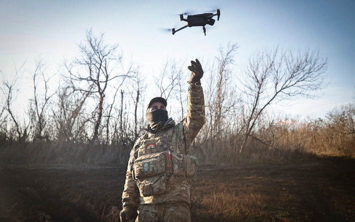 Đặc biệt, để bù đắp cho việc thiếu UAV quân sự, quân đội Ukraine đã mua một số lượng lớn UAV dân sự, sử dụng "chiến thuật bầy đàn" để tiến hành trinh sát trên không với mật độ cao và tiêu diệt các nhóm nhỏ quân Nga khi có thời cơ bằng UAV.