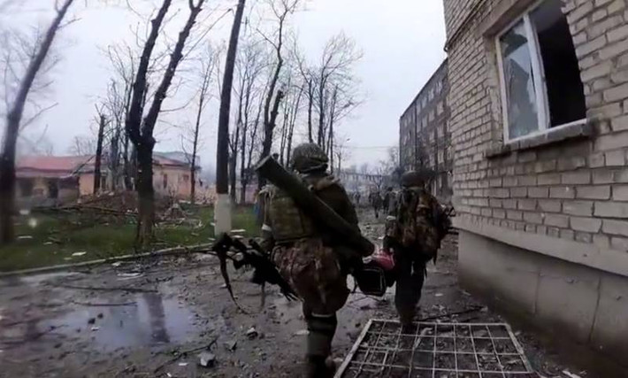 Qua hình ảnh từ chiến trường có thể thấy, hỏa lực tiểu đoàn Azov của quân đội Ukraine quả thực rất ác liệt, khi trong một ngôi nhà, họ bố trí 1 khẩu đại liên 12,7mm M2 của Mỹ và 2 khẩu đại liên MG-3 của Đức, để chặn bước tiến của quân Wagner.