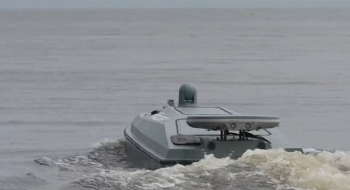 Chiếc USV bị Nga bắt trước đó có hệ thống liên lạc vệ tinh băng thông cao được lắp đặt ở phía sau, giống như một chiếc bàn nhỏ. Chiếc USV bị bắt lần này có ba "bàn nhỏ", có thể là ăng-ten liên lạc vệ tinh với ba băng thông khác nhau hoặc ăng-ten vô tuyến để điều khiển tự động.