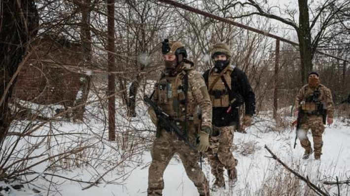 Một đội trinh sát của lực lượng đặc biệt Ukraine tiến vào rừng, nhiệm vụ của họ hôm nay là thâm nhập vào phía sau chiến tuyến của quân đội Nga và tiến hành các hoạt động tập kích, phục kích, bắn tỉa. Nhưng khi tốp trinh sát này còn chưa tiến thêm được mấy bước, bên tai đột nhiên vang lên dày đặc tiếng súng...