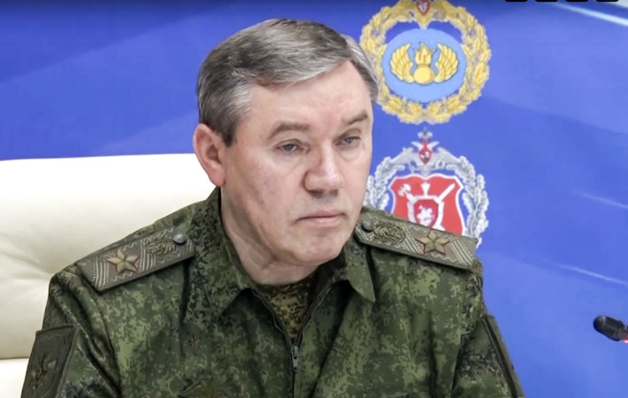Mới đây, theo hãng thông tấn TASS, Tướng Gerasimov, Tổng tham mưu trưởng quân đội Nga, đã vội vã đến mặt trận Zaporizhia, ông không chỉ thị sát sở chỉ huy tiền phương của cụm phòng thủ tuyến phía nam của quân đội Nga, mà còn lắng nghe chỉ huy của cụm, Tướng Romanchuk báo cáo về tình hình mặt trận.