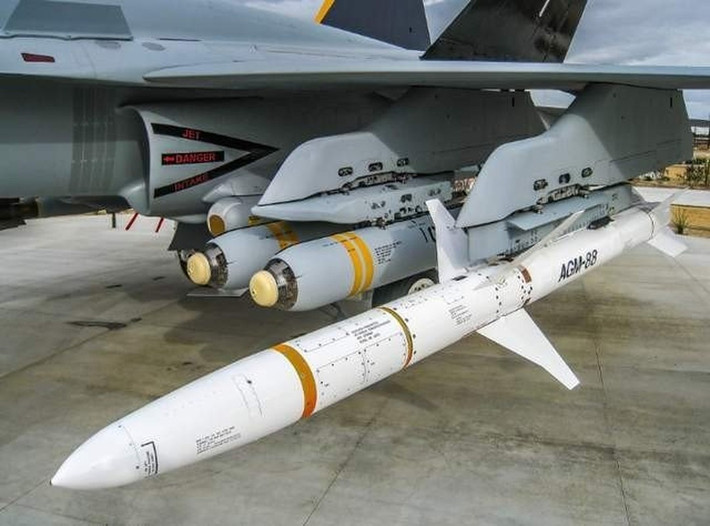 Mặc dù một số máy bay chiến đấu MiG-29 của Ukraine được trang bị tên lửa chống bức xạ HARM của Mỹ, nhưng vì chúng là mẫu đời đầu nên khả năng chống tác chiến điện tử tương đối kém và ít gây ra mối đe dọa cho quân đội Nga.