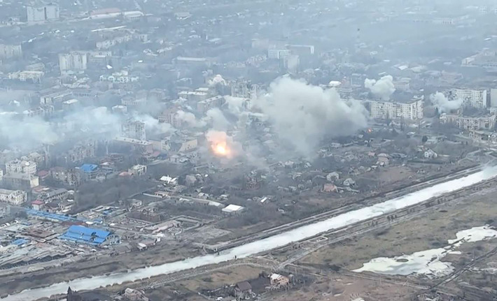 Quân đội Nga và Ukraine tiếp tục giao tranh ác liệt ở Bakhmut, thành phố chiến lược ở Donbass, thuộc miền đông Ukraine. Tập đoàn lính đánh thuê Wagner (Wagner PMC) của Nga tuyên bố rằng, họ đã tràn ngập được phần phía nam và hiện đang tiếp cận trung tâm thành phố.