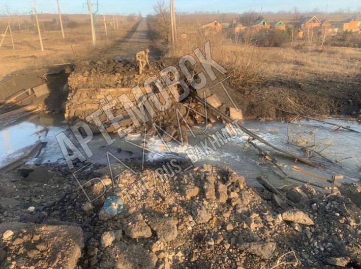 Do phía Ukraine đã phá hủy nhiều cây cầu bắc qua sông Bakhmutka, nên các tay súng bắn tỉa của Ukraine đã được triển khai ở các tòa nhà gần đó, để đối phó với lính Wagner vượt sông. Quân đội Ukraine cũng phải thừa nhận, tình hình phòng ngự của họ ở Bakhmut gặp khó khăn, khó có thể giữ được trận địa.