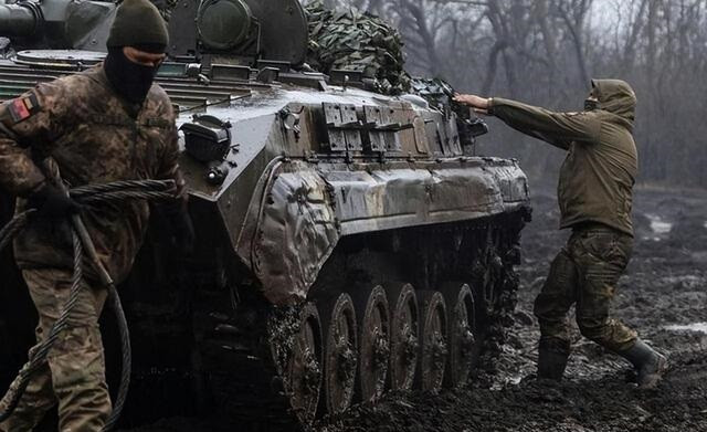 Các binh sĩ Ukraine được triển khai ở ngoại ô Bakhmut thừa nhận rằng, tình hình chiến đấu hiện tại rất khó khăn và rất khó để giữ vững thành phố chiến lược này; lý do không chỉ do hỏa lực pháo binh Nga và quân Wagner tấn công dữ dội, mà còn do thời tiết khiến mặt đất trở nên lầy lội, không có lợi cho xe cơ động.
